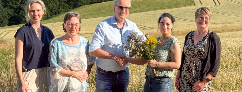 Staffelstabübergabe: Der frisch gewählte Vorstand bedankt sich herzlich bei Gründungsmitglied Tanja Rehnen-Trittmann (2. v. r.), die stellvertretend für das ausgeschiedene Vorstandsteam den Dank entgegennimmt. (v. l. n. r.): Schriftführerin Angela Köhler, 2. Vorsitzende Andrea Draeger, 1. Vorsitzender Stefan Overkamp, Schatzmeisterin Claudia Lüdtke.