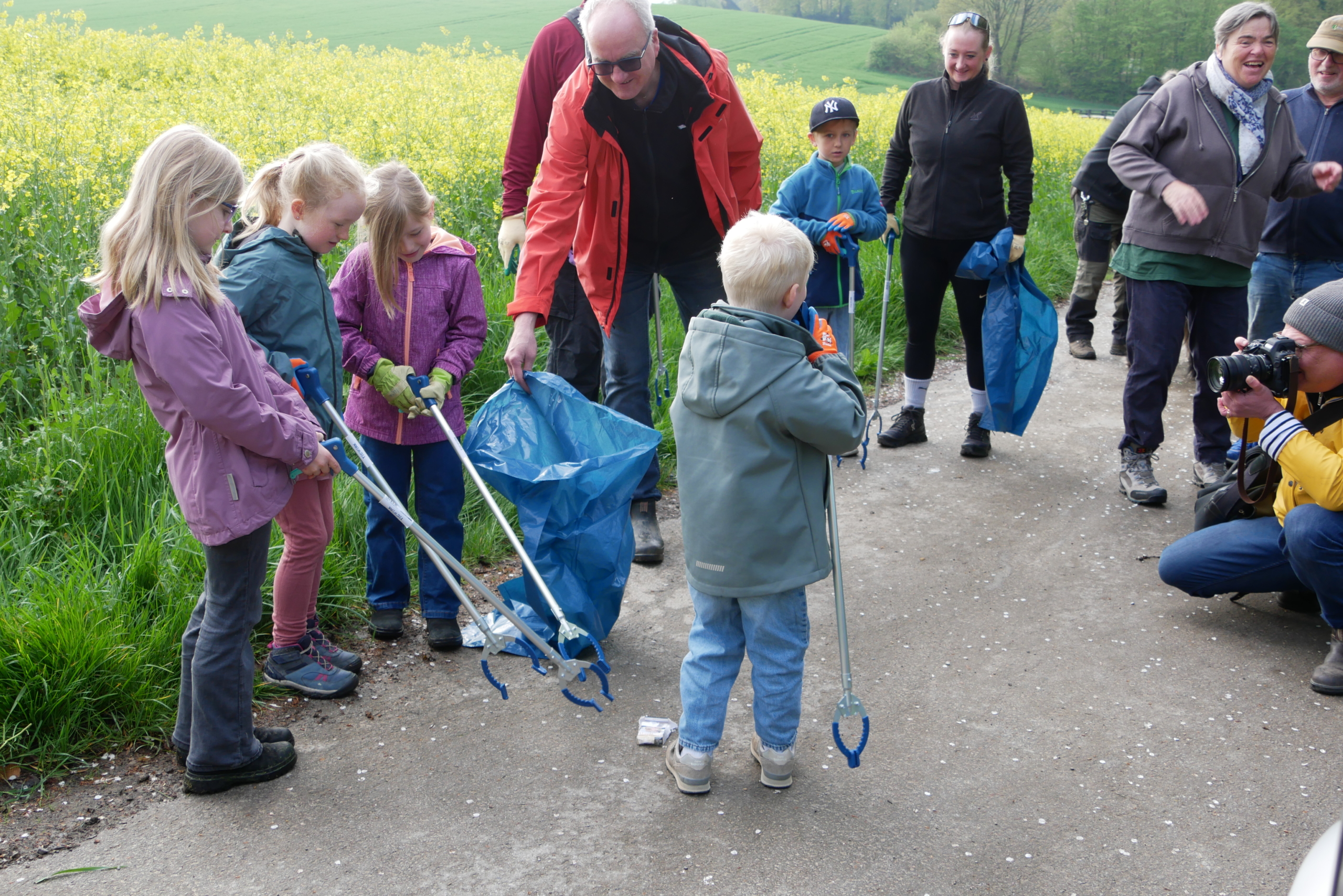 Die Kinder machen sich mit den Geräten vertraut.